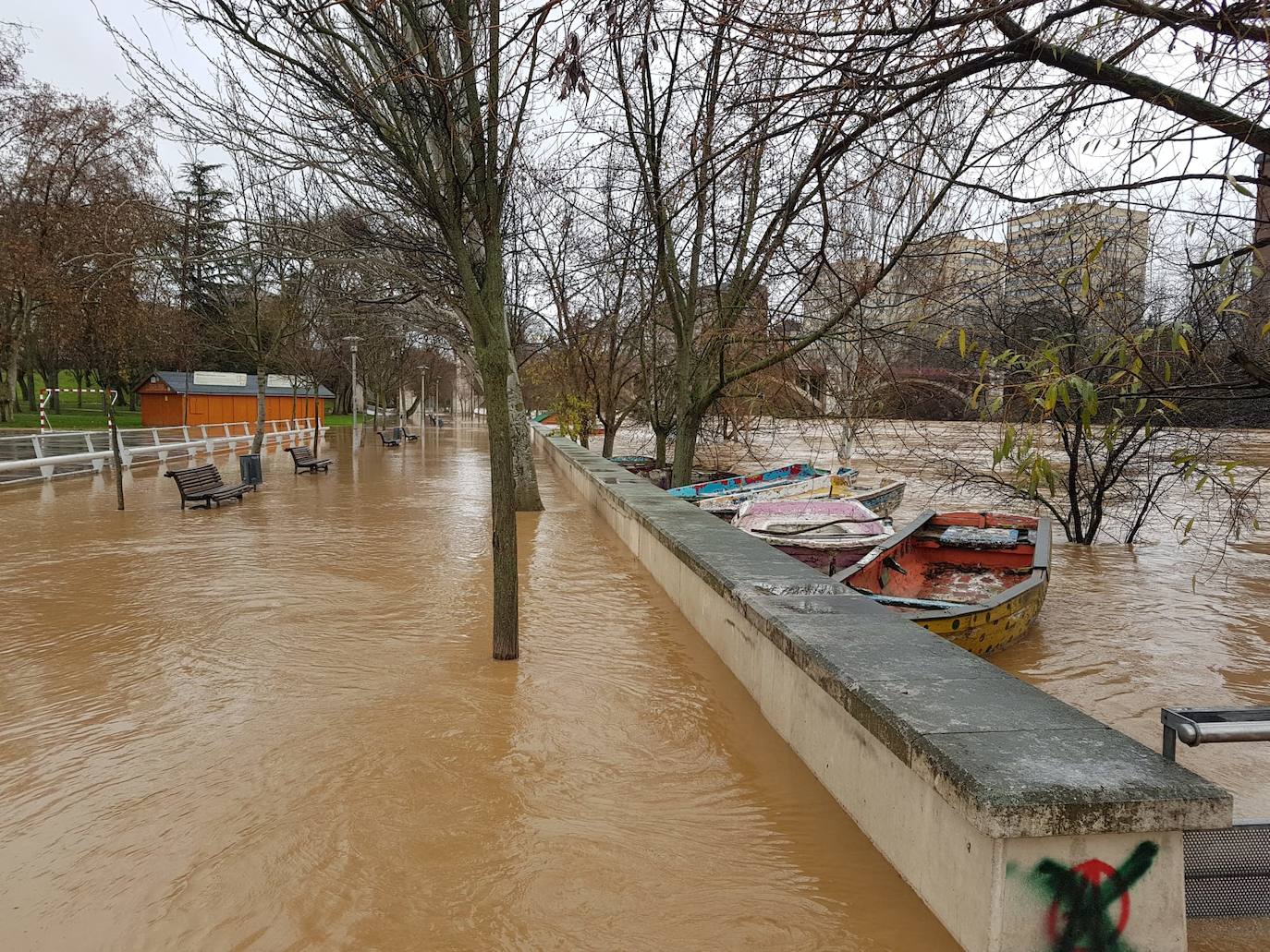 Durante este domingo el caudal fluvial del Pisuerga a su paso por Valladolid ha alcanzado los 1.190 metros cúbicos por segundo.