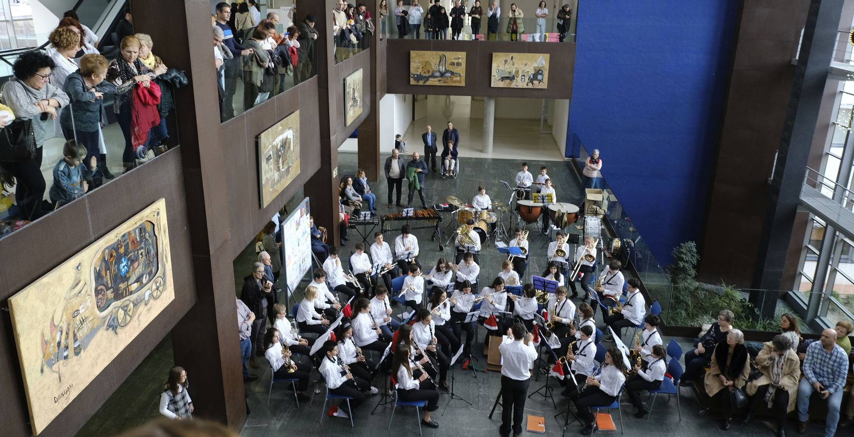 Enfermos, familiares, sanitarios y trabajadores del centro hospitalario disfrutaron de un emotivo repertorio en el hall de entrada del hospital