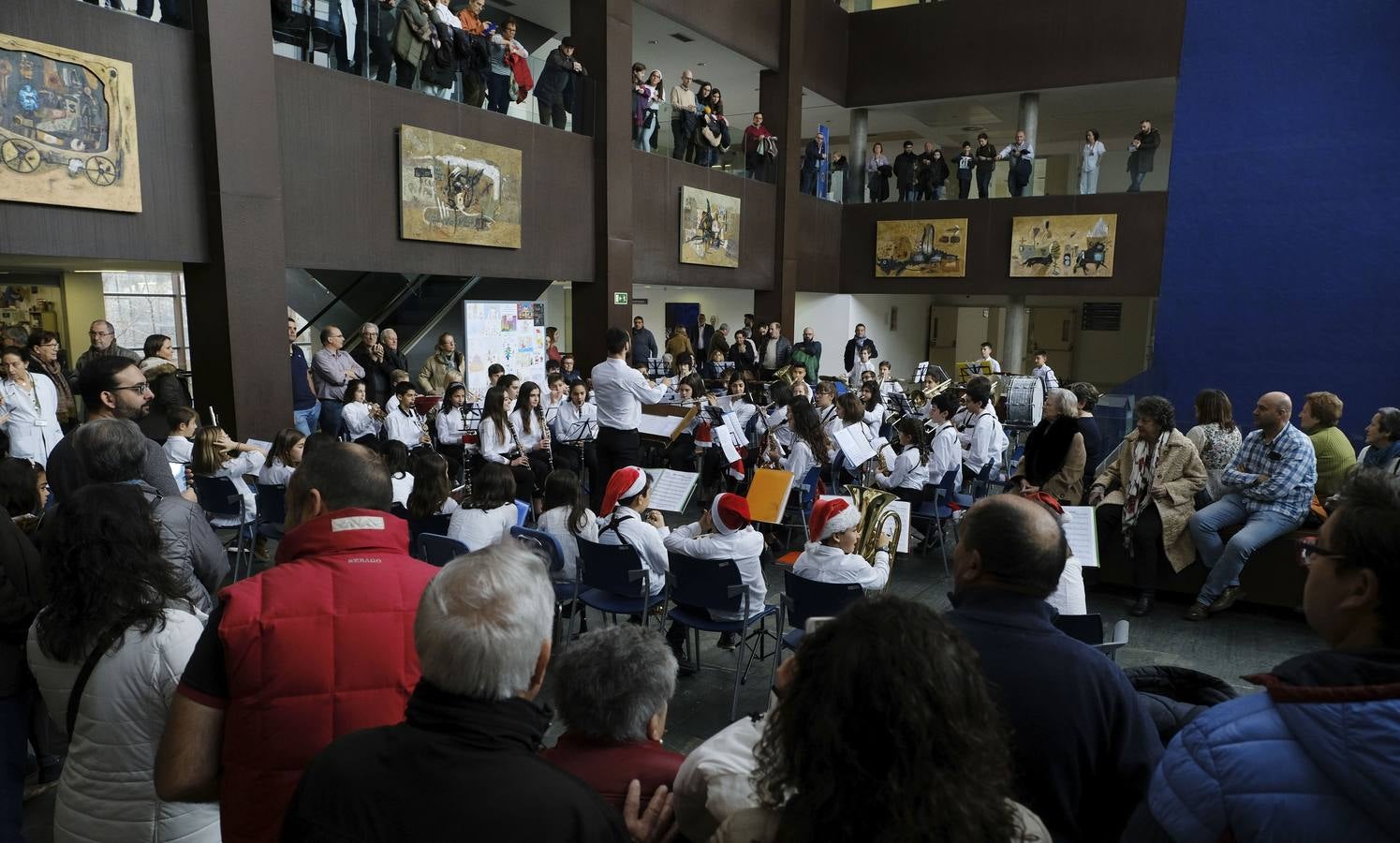 Enfermos, familiares, sanitarios y trabajadores del centro hospitalario disfrutaron de un emotivo repertorio en el hall de entrada del hospital