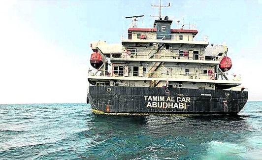 El buque permaneció fondeado durante 39 meses en las concurridas aguas del Golfo. Cuando quedó vacío, fue trasladado a puerto. 