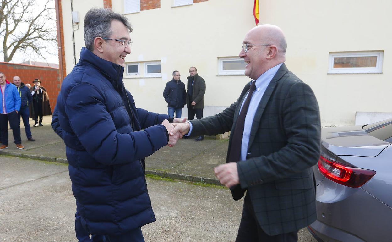 El consejero de Agricultura, Ganadería y Desarrollo Rural, Jesús Julio Carnero que firma un convenio con la Comunidad de Regantes de San Félix de la Vega, Villarnera y Santibáñez de la Isla , y Juan Martínez Majo el delegado territorial de la Junta en León.