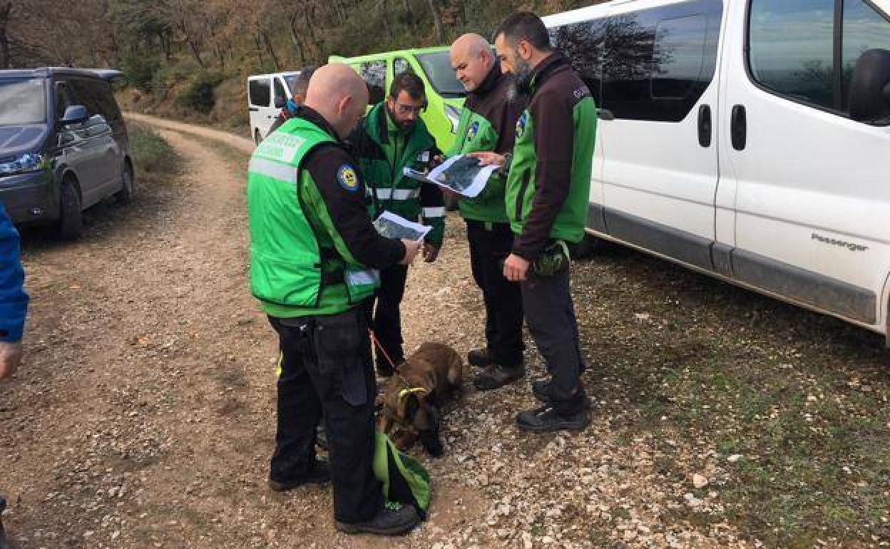 Varios efectivos preparan el dispositivo de búsqueda. 