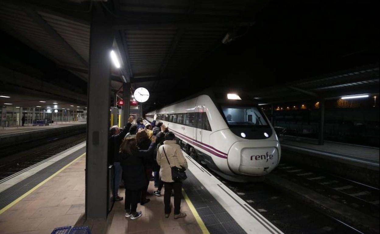 Llegada de un tren nocturno a Salamanca.