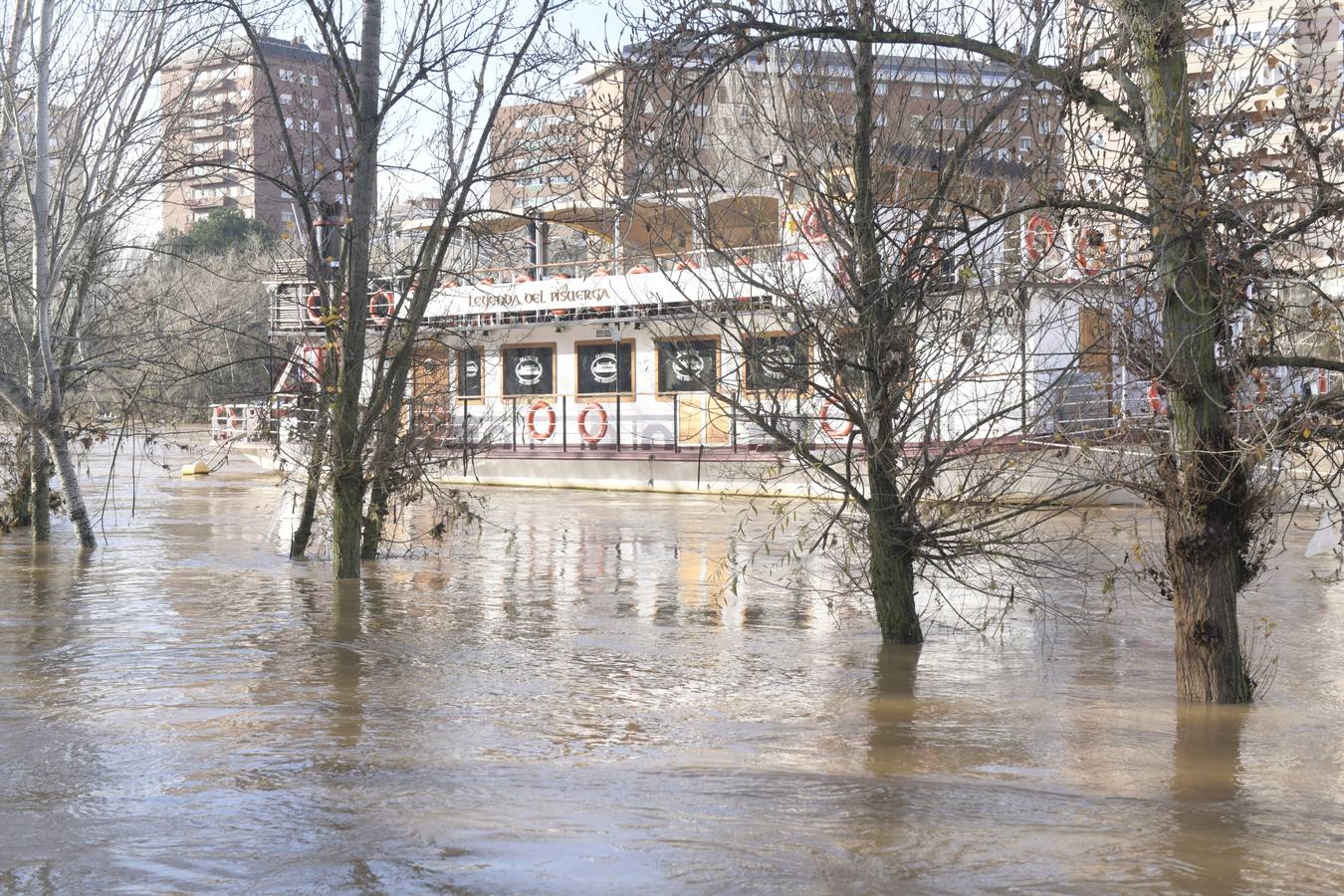 Tras desbordarse el domingo, este martes pasa por la ciudad con un caudal de 644,56 metros cúbicos por segundo y un nivel de 2,32 metros