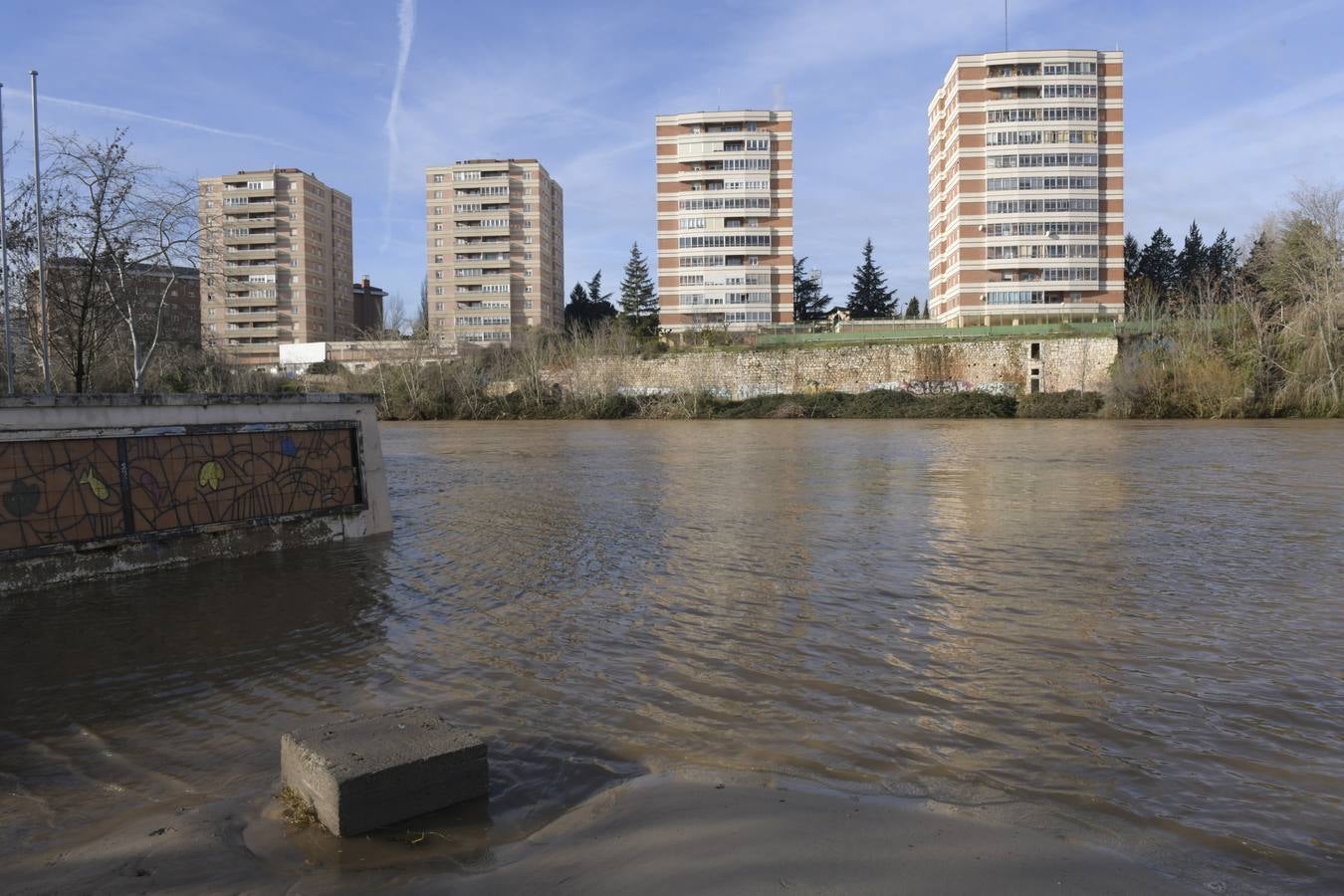 Tras desbordarse el domingo, este martes pasa por la ciudad con un caudal de 644,56 metros cúbicos por segundo y un nivel de 2,32 metros