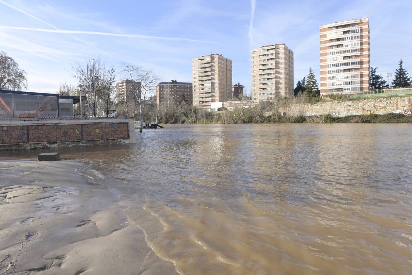 Tras desbordarse el domingo, este martes pasa por la ciudad con un caudal de 644,56 metros cúbicos por segundo y un nivel de 2,32 metros