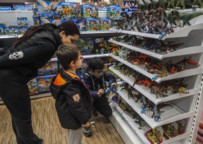 Imagen secundaria 1 - Eligiendo Bebés Llorones, dinosaurios y Barbies para los Reyes Magos en El Corte Inglés.