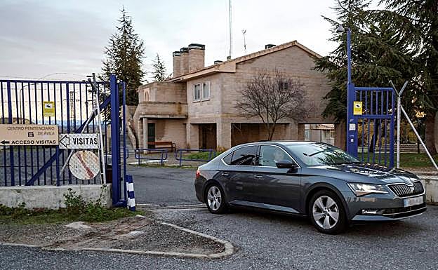 Iñaki Urdangarín sale en coche del Centro Penitenciario de Brieva (Ávila).