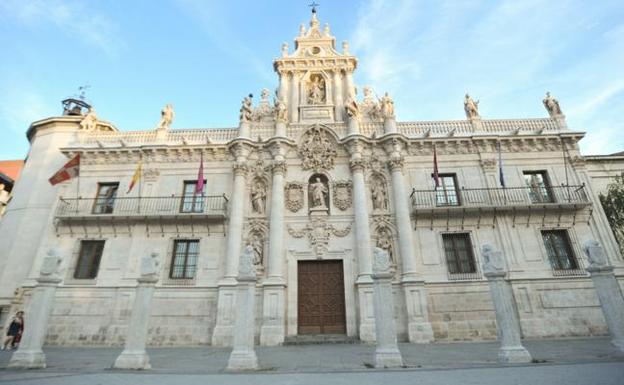 Imagen principal - Fachada actual y detalles de la misma, así como el ventanal que enmarca el centro de su gran escalera.