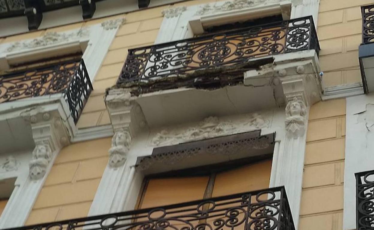 Balcón del número 3 de la calle Padilla, tras la caída de los cascotes a la vía pública. 