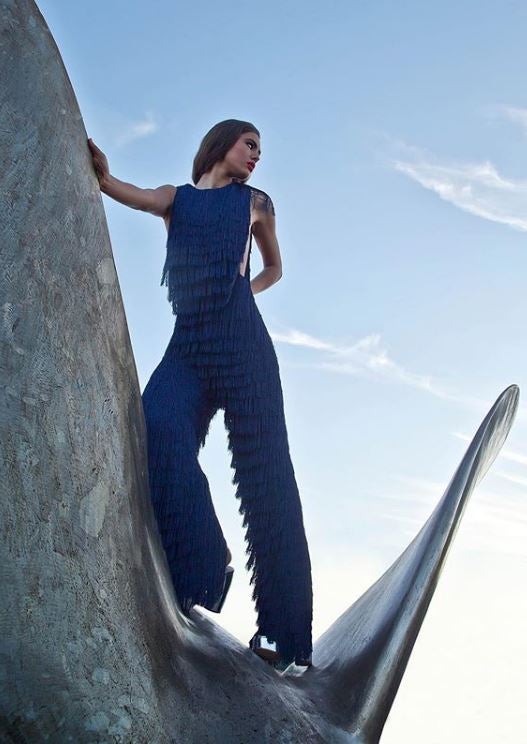 Mono azul con flecos del diseñador vizcaíno Eder Aurre.