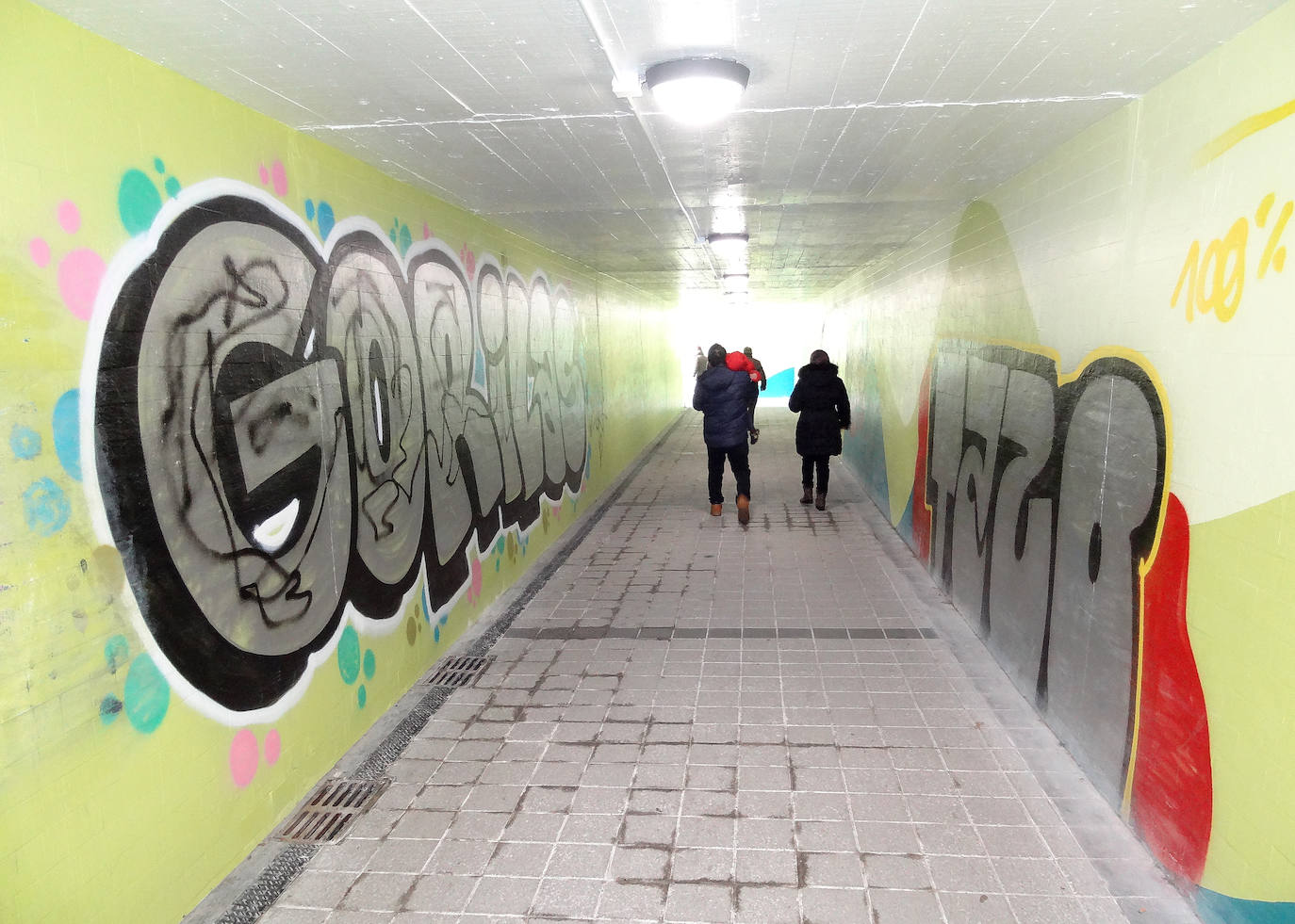 Los pasos de San Isidro, Arco de Ladrillo y Labradores ya presentan pintadas en mayor o menor medida después de su arreglo. 