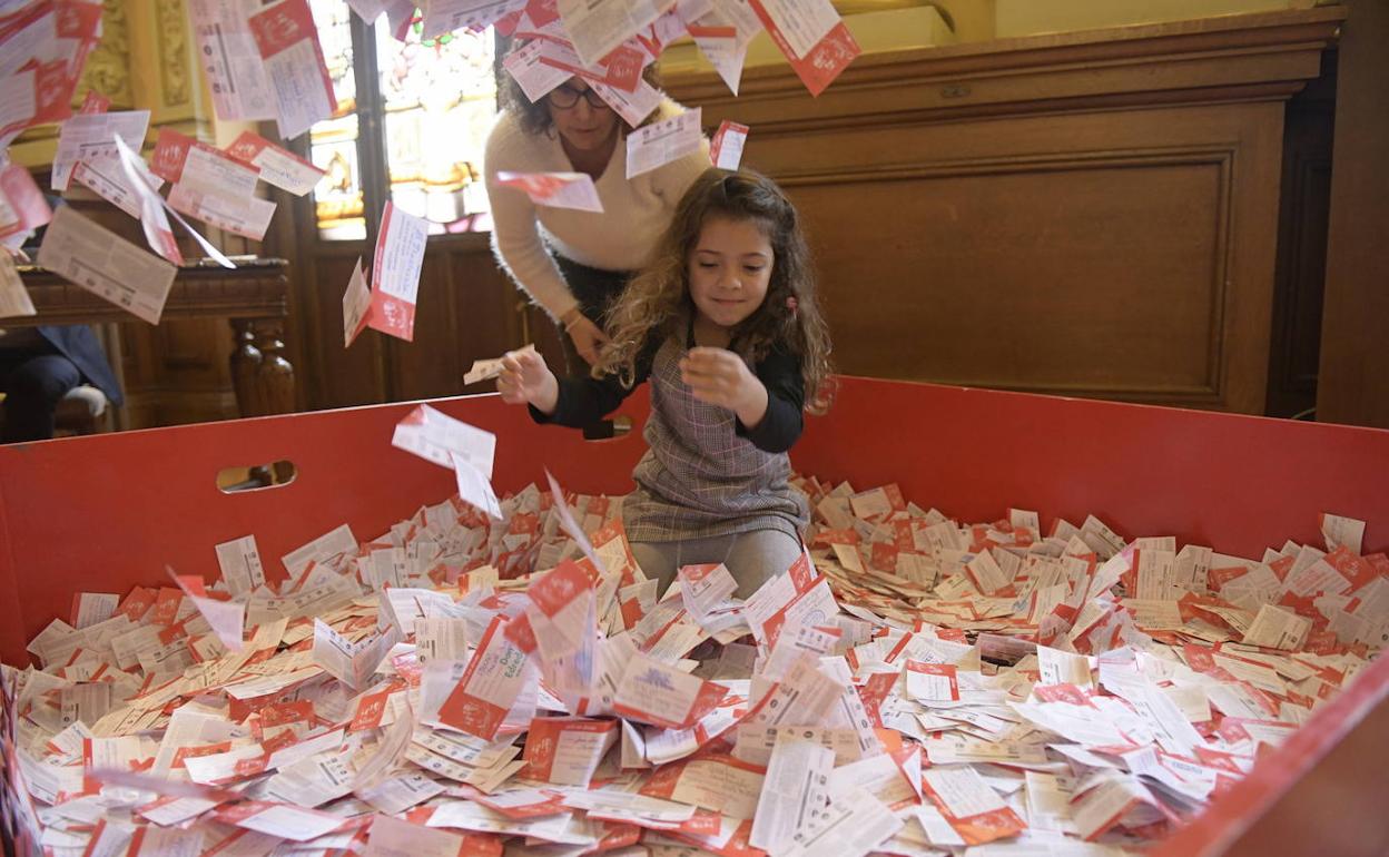 Lucía ejerció como mano inocente al sorteo. 