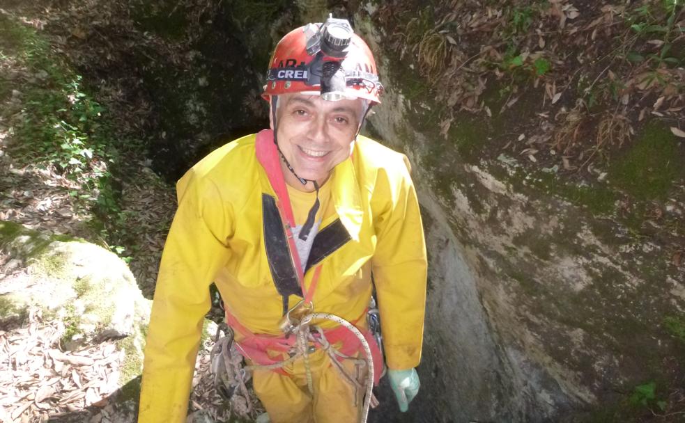 El espeleólogo Roberto Nini posa frente a la cueva a la que llegó de forma casual con sus amigos. Corría el año 1979, y ahora tiene 61. 