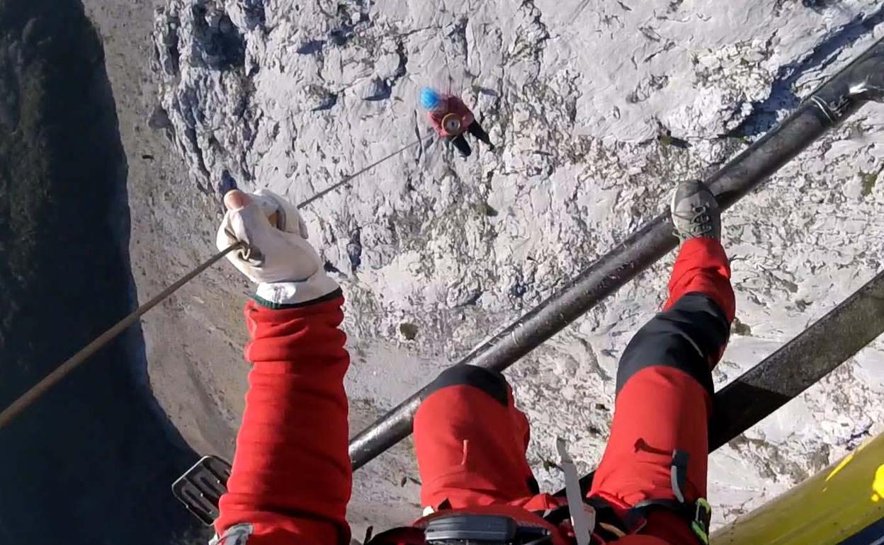 Momento en el que rescatan a la montañera. 