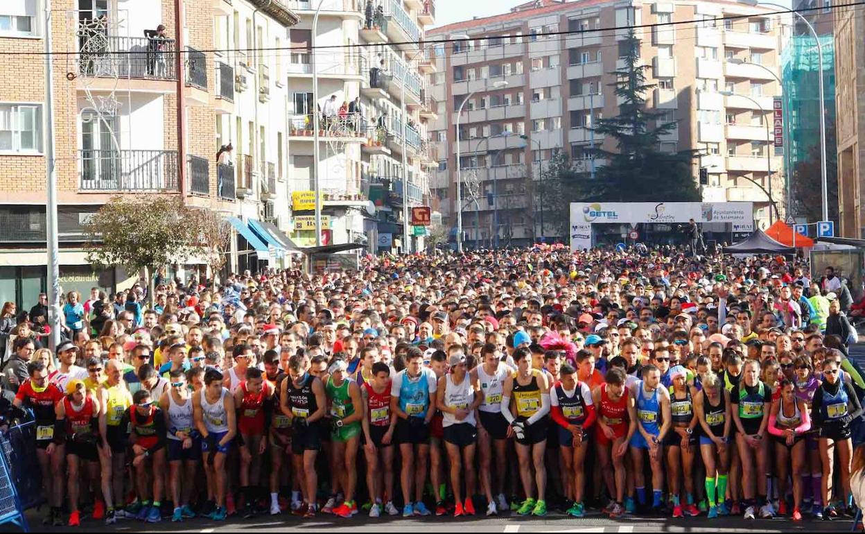 Los corredores se disponen a tomar la salida en la San Silvestre del año 2018.
