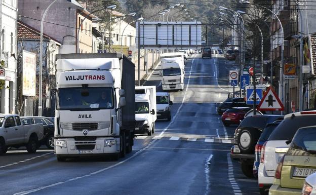 Circulación de coches y camiones por la travesía de San Rafael, en Segovia. 