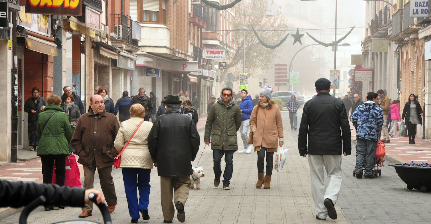 Grupos de personas caminan por la calle Padilla de Medinal del Campo. 