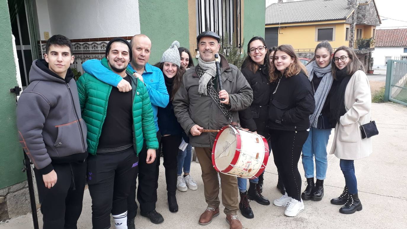 El día 26 de diciembre, festividad de San Esteban, tiene un significado especial en El Cabaco, ya que desde antiguo es el día reservado para celebrar la Fiesta de los Mozos, una celebración que se inicia el día antes, cuando los jóvenes, sólo chicos, salen a cantar por la noche.