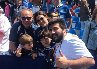 Imagen secundaria 1 - Los niños no solo entrenan, sino que van a menudo a los campos de Pepe Rojo, donde los jugadores son accesibles y se prestan a hacerse fotos con ellos. En la primera imagen, los niños durante un partido. La familia de Nico Baeza, la cuarta integrante del viaje, posa con 'Tuco' en la final de Copa del Rey disputada en Valencia 2018. Por último, Diego Olcese posa con su ídolo, el jugador del VRAC Kalo Kalo Gavidi.