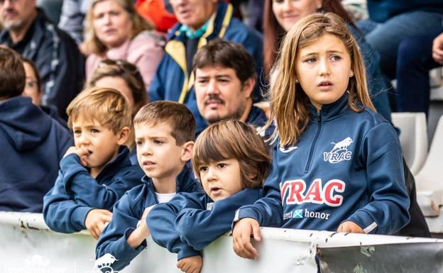 Imagen principal - Los niños no solo entrenan, sino que van a menudo a los campos de Pepe Rojo, donde los jugadores son accesibles y se prestan a hacerse fotos con ellos. En la primera imagen, los niños durante un partido. La familia de Nico Baeza, la cuarta integrante del viaje, posa con 'Tuco' en la final de Copa del Rey disputada en Valencia 2018. Por último, Diego Olcese posa con su ídolo, el jugador del VRAC Kalo Kalo Gavidi.