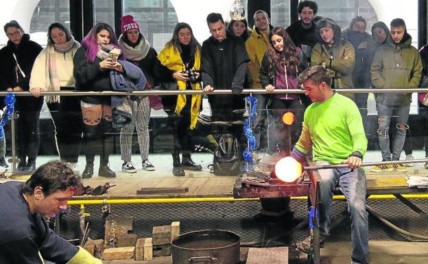 Exhibición en los hornos de la Real Fábrica de Cristales de La Granja, este viernes. 