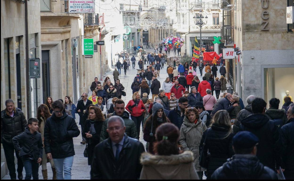 Vecinos de la capital pasean por la calle Toro.