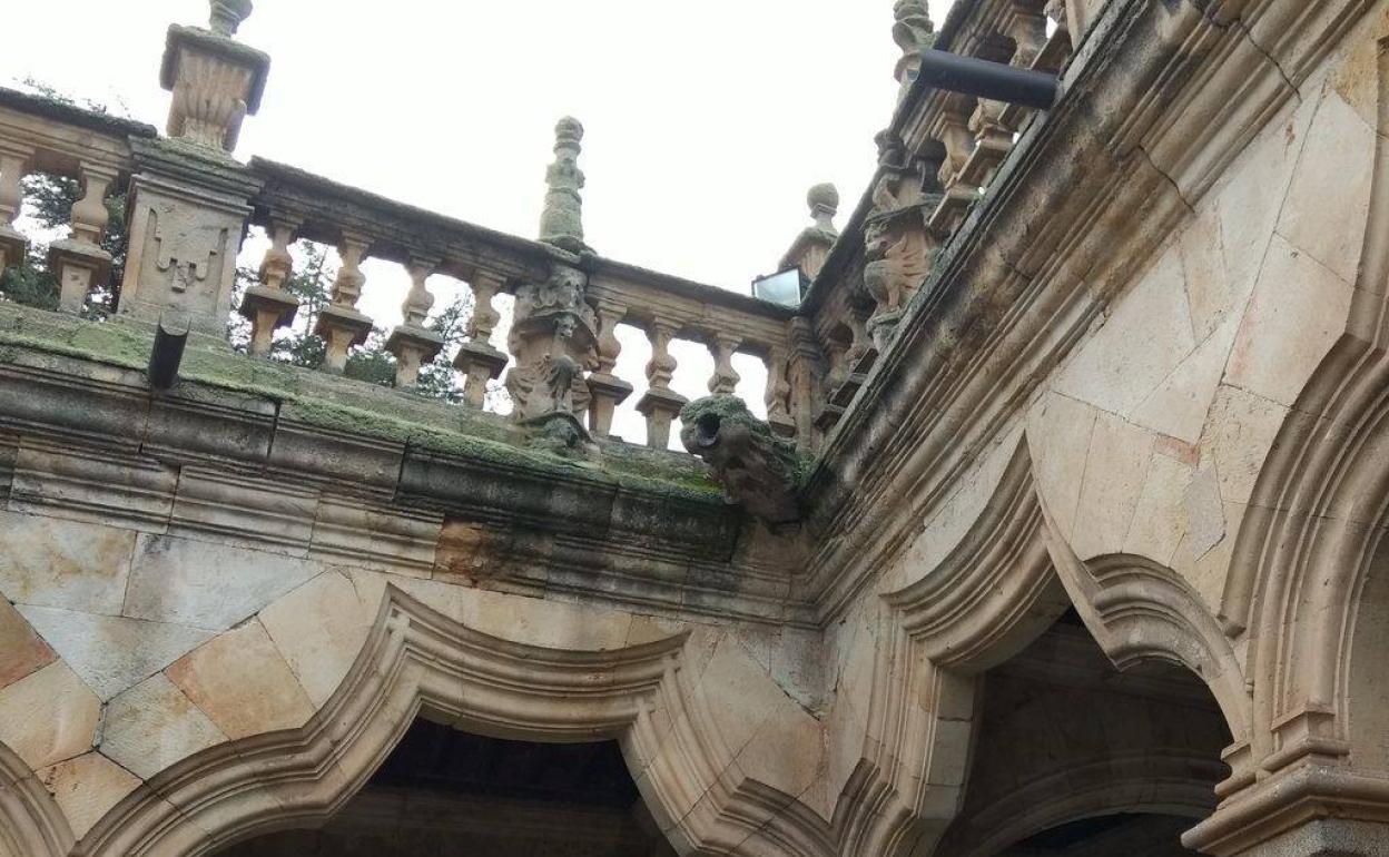 Efectos de las lluvias y el viento en un edificio histórico de la ciudad.