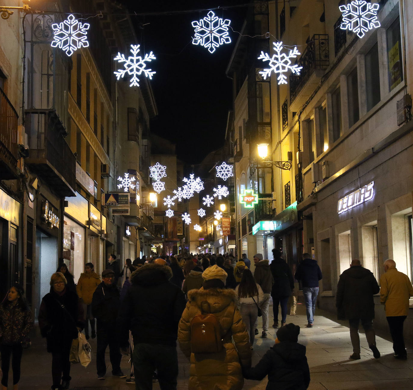 Iluminación navideña colocada al comienzo de la Calle Real.