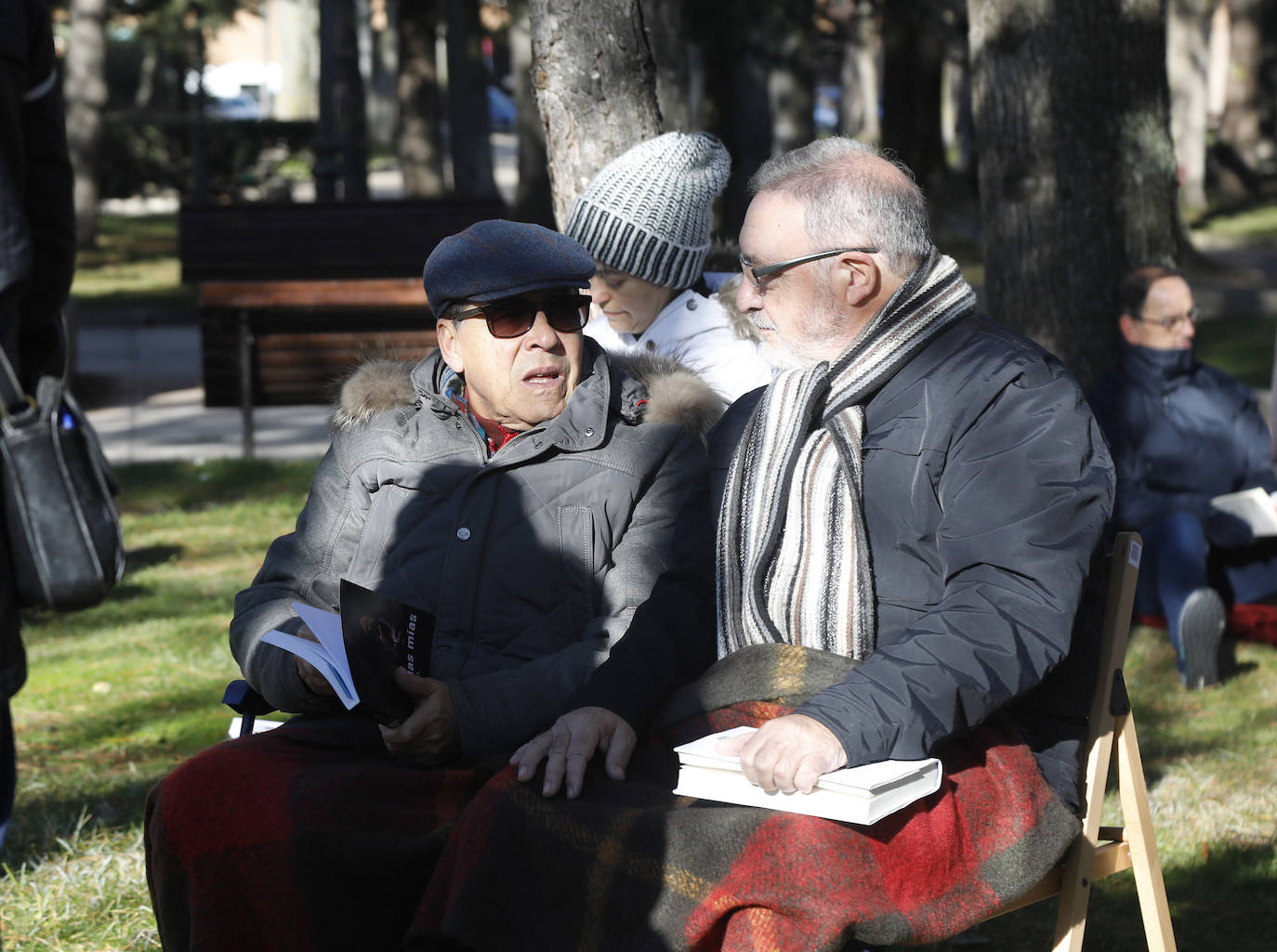 Medio centenar de palentinos llevan a cabo una original reclamación en una iniciativa del novelista Abbé Nozal. 