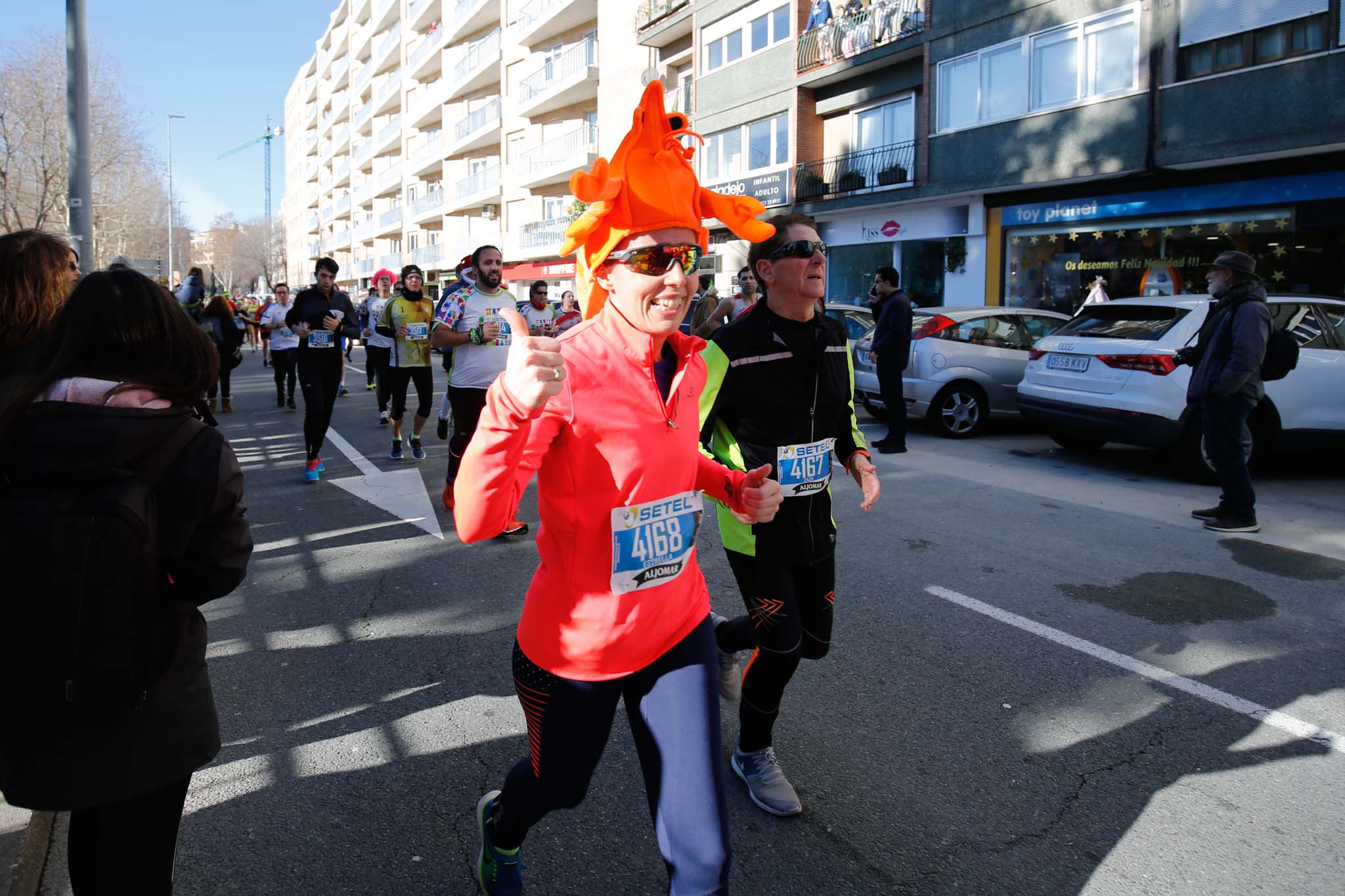 La XXXVI edición de la San Silvestre llena de color las calles de la ciudad con más de 7.700 participantes, donde los más atrevidos lucieron curiosos disfraces donde no faltaron los motivos navideños