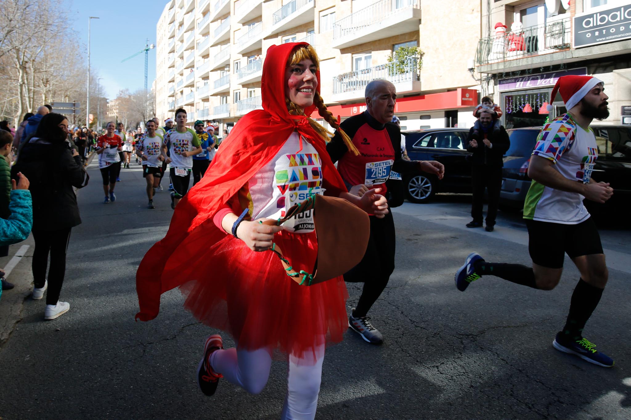 La XXXVI edición de la San Silvestre llena de color las calles de la ciudad con más de 7.700 participantes, donde los más atrevidos lucieron curiosos disfraces donde no faltaron los motivos navideños