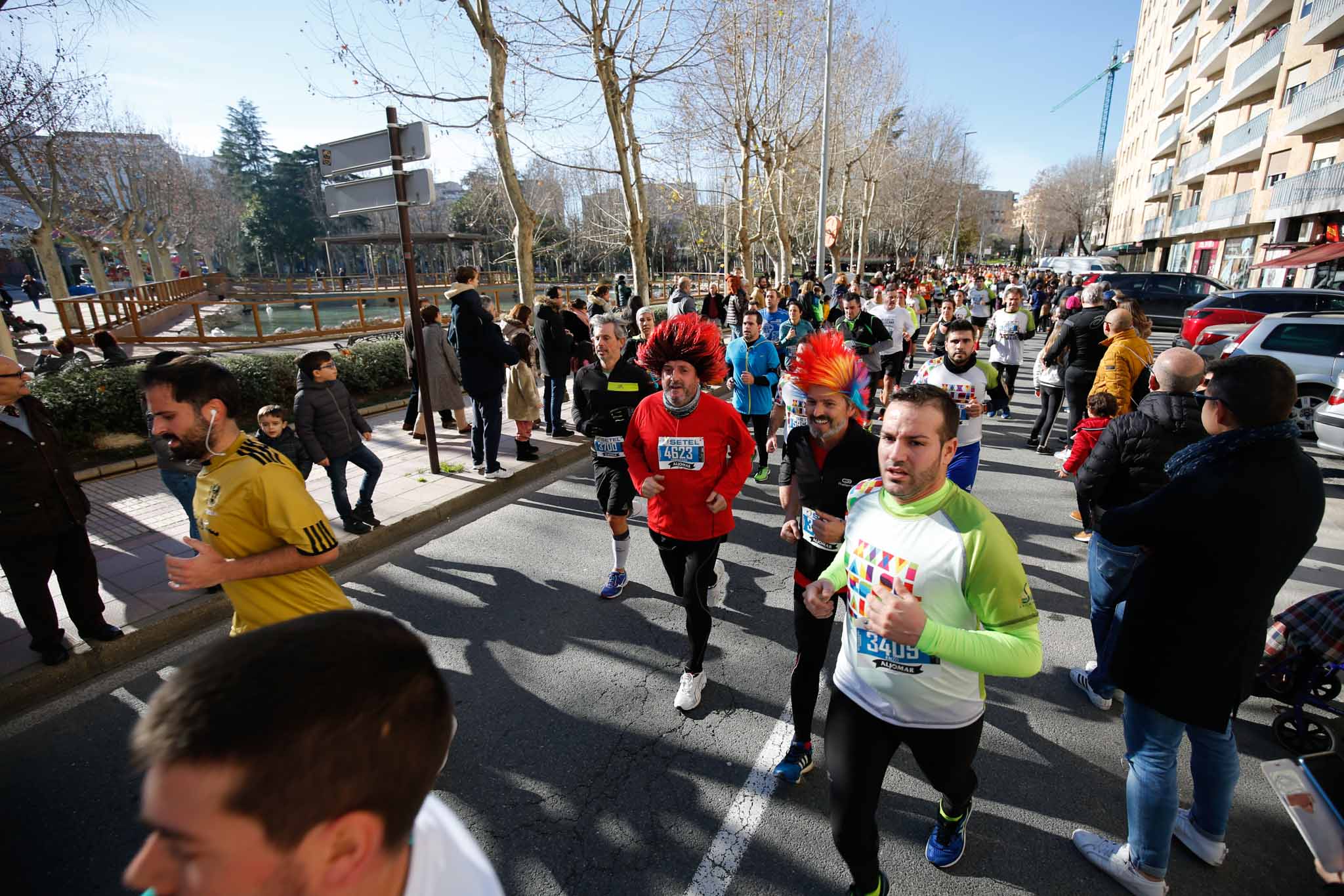 La XXXVI edición de la San Silvestre llena de color las calles de la ciudad con más de 7.700 participantes, donde los más atrevidos lucieron curiosos disfraces donde no faltaron los motivos navideños