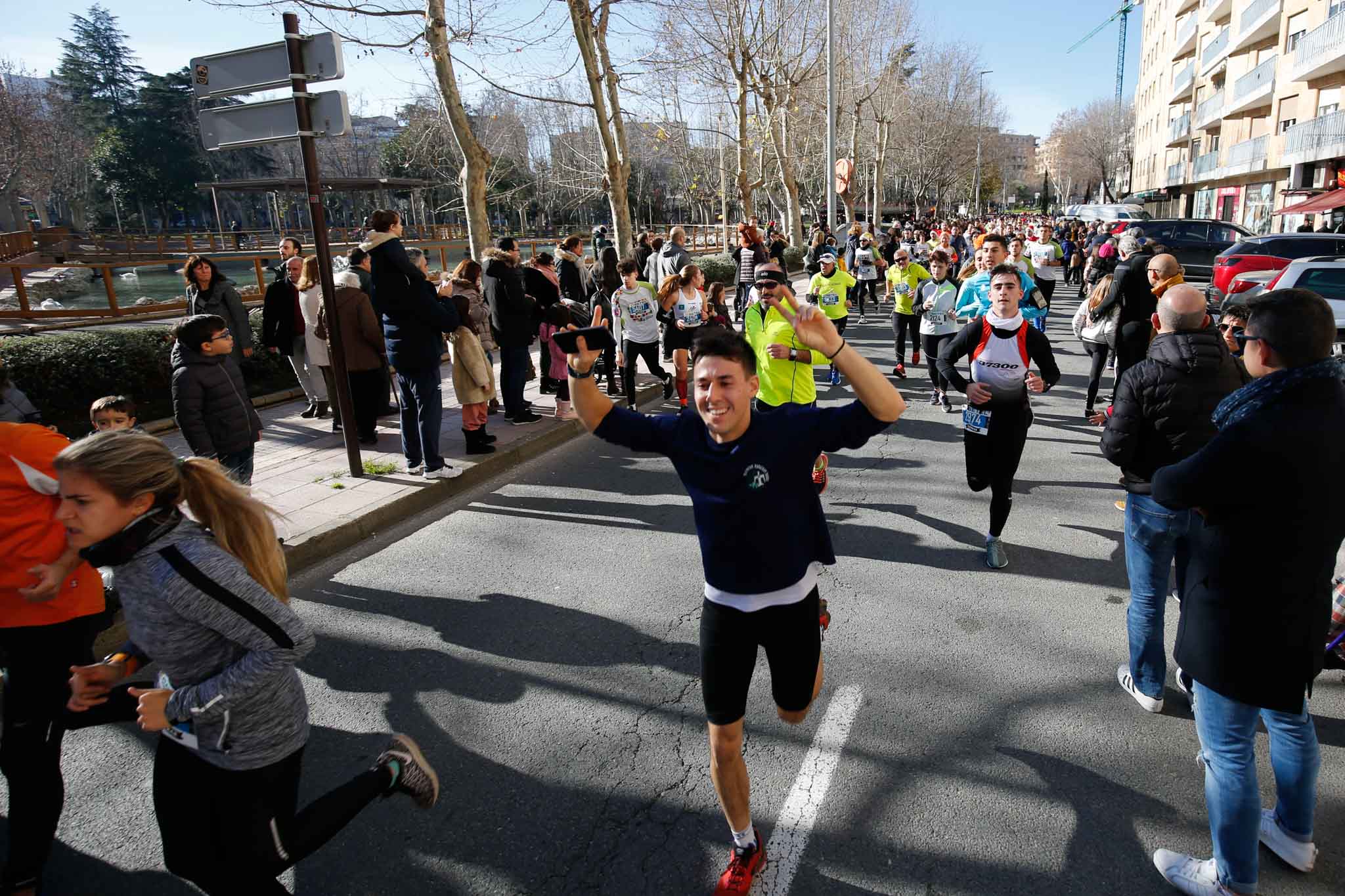 La XXXVI edición de la San Silvestre llena de color las calles de la ciudad con más de 7.700 participantes, donde los más atrevidos lucieron curiosos disfraces donde no faltaron los motivos navideños