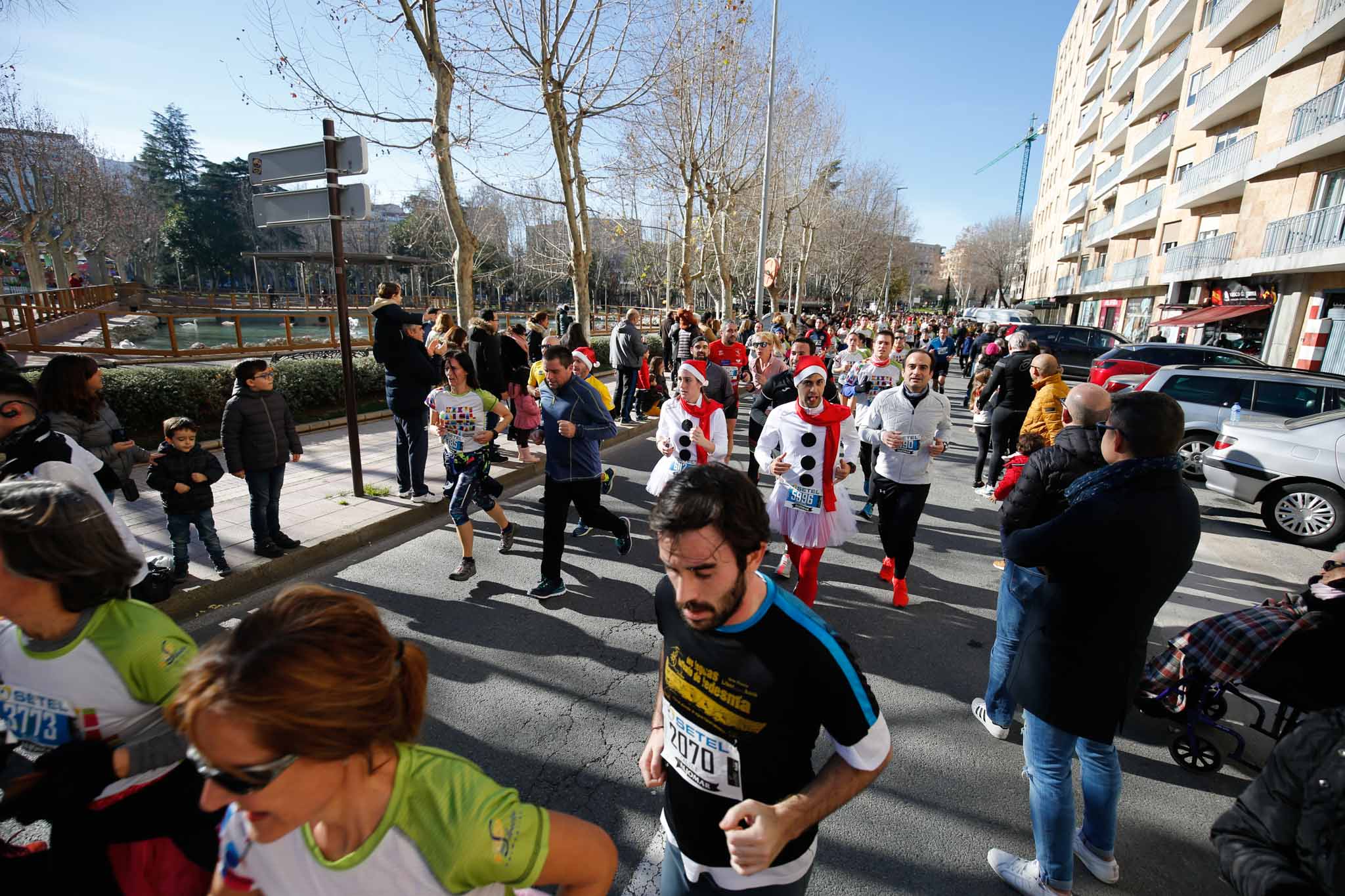 La XXXVI edición de la San Silvestre llena de color las calles de la ciudad con más de 7.700 participantes, donde los más atrevidos lucieron curiosos disfraces donde no faltaron los motivos navideños