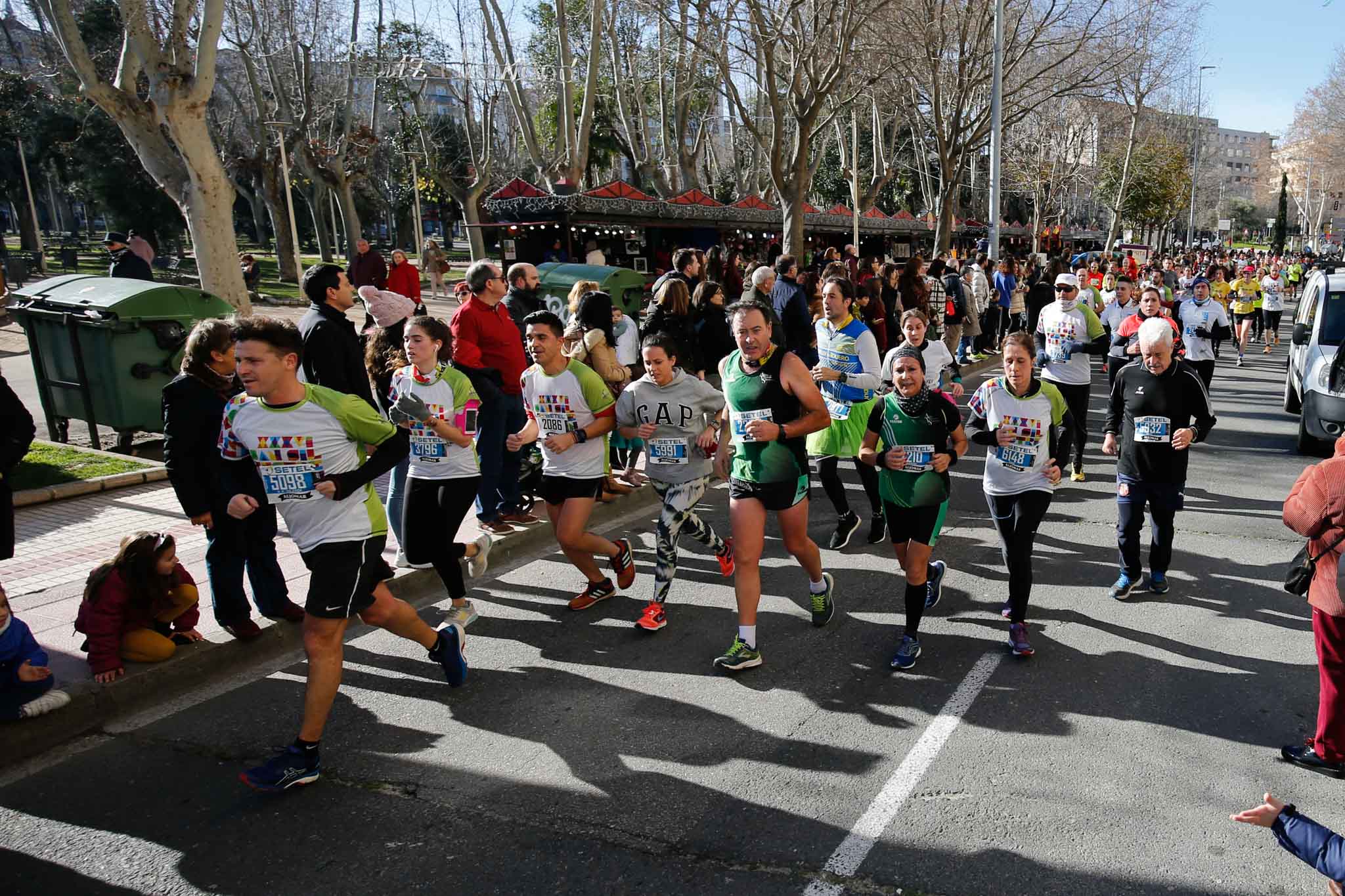 La XXXVI edición de la San Silvestre llena de color las calles de la ciudad con más de 7.700 participantes, donde los más atrevidos lucieron curiosos disfraces donde no faltaron los motivos navideños