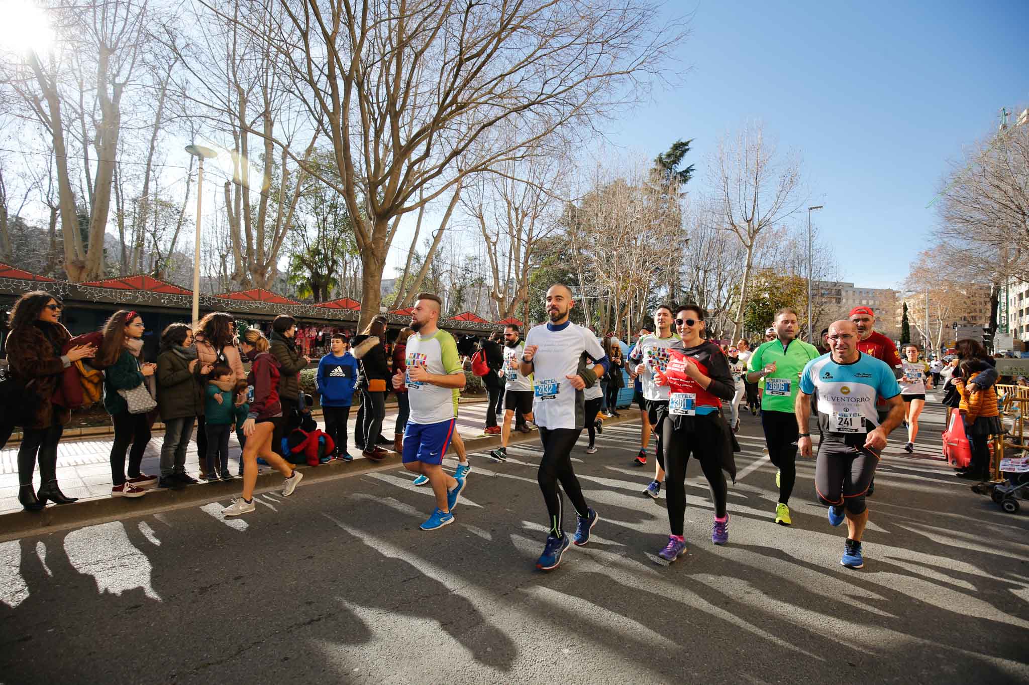 La XXXVI edición de la San Silvestre llena de color las calles de la ciudad con más de 7.700 participantes, donde los más atrevidos lucieron curiosos disfraces donde no faltaron los motivos navideños