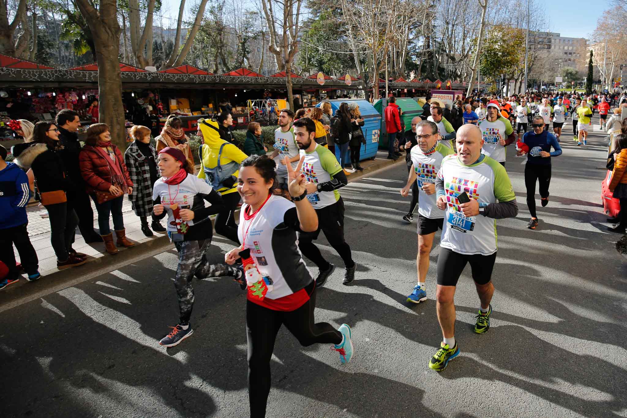 La XXXVI edición de la San Silvestre llena de color las calles de la ciudad con más de 7.700 participantes, donde los más atrevidos lucieron curiosos disfraces donde no faltaron los motivos navideños