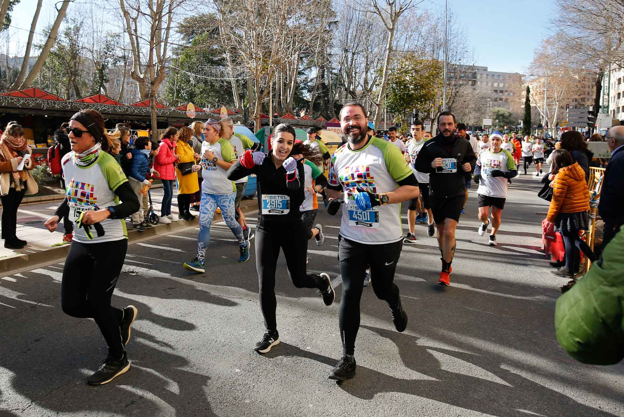 La XXXVI edición de la San Silvestre llena de color las calles de la ciudad con más de 7.700 participantes, donde los más atrevidos lucieron curiosos disfraces donde no faltaron los motivos navideños