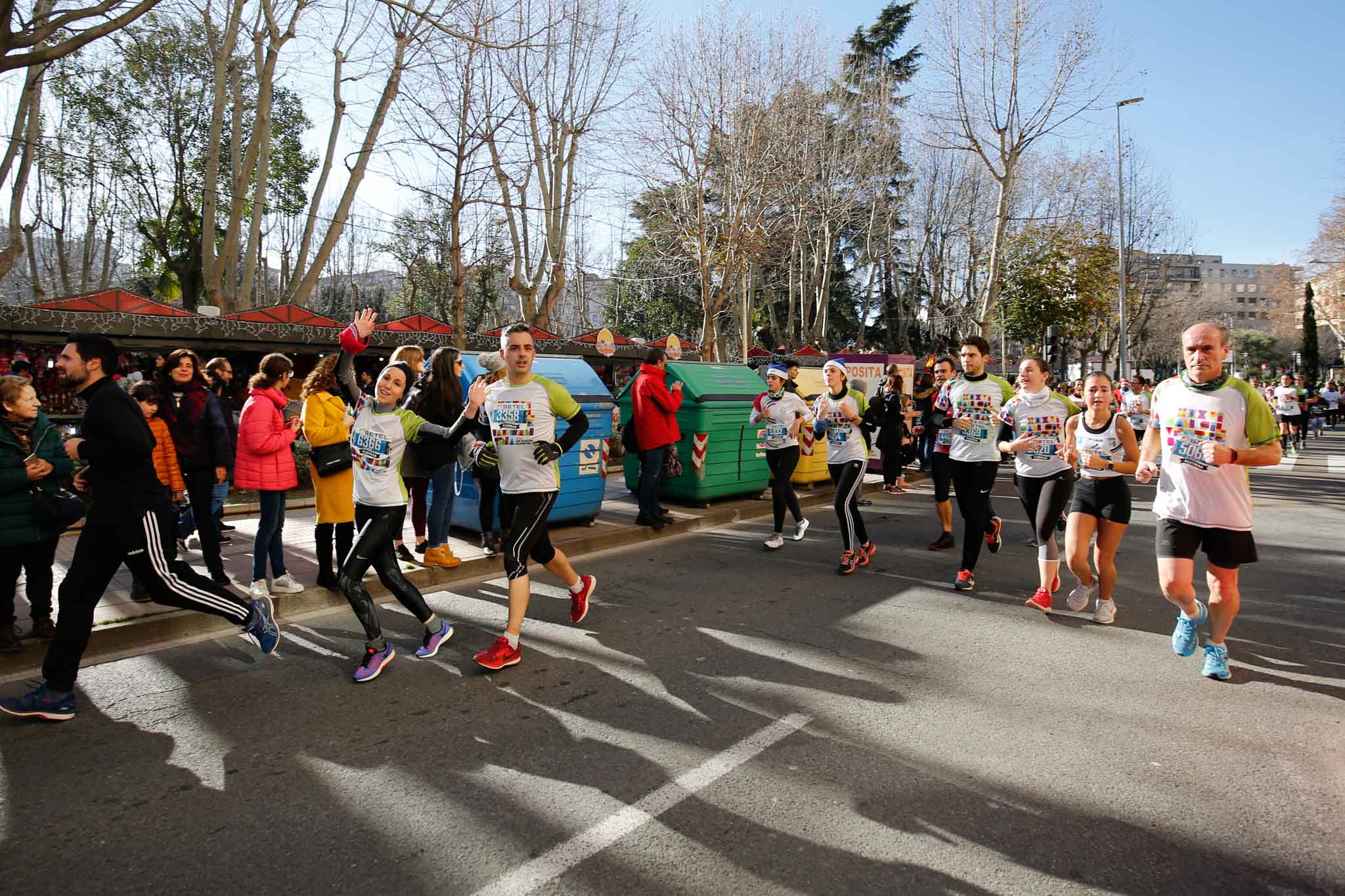 La XXXVI edición de la San Silvestre llena de color las calles de la ciudad con más de 7.700 participantes, donde los más atrevidos lucieron curiosos disfraces donde no faltaron los motivos navideños