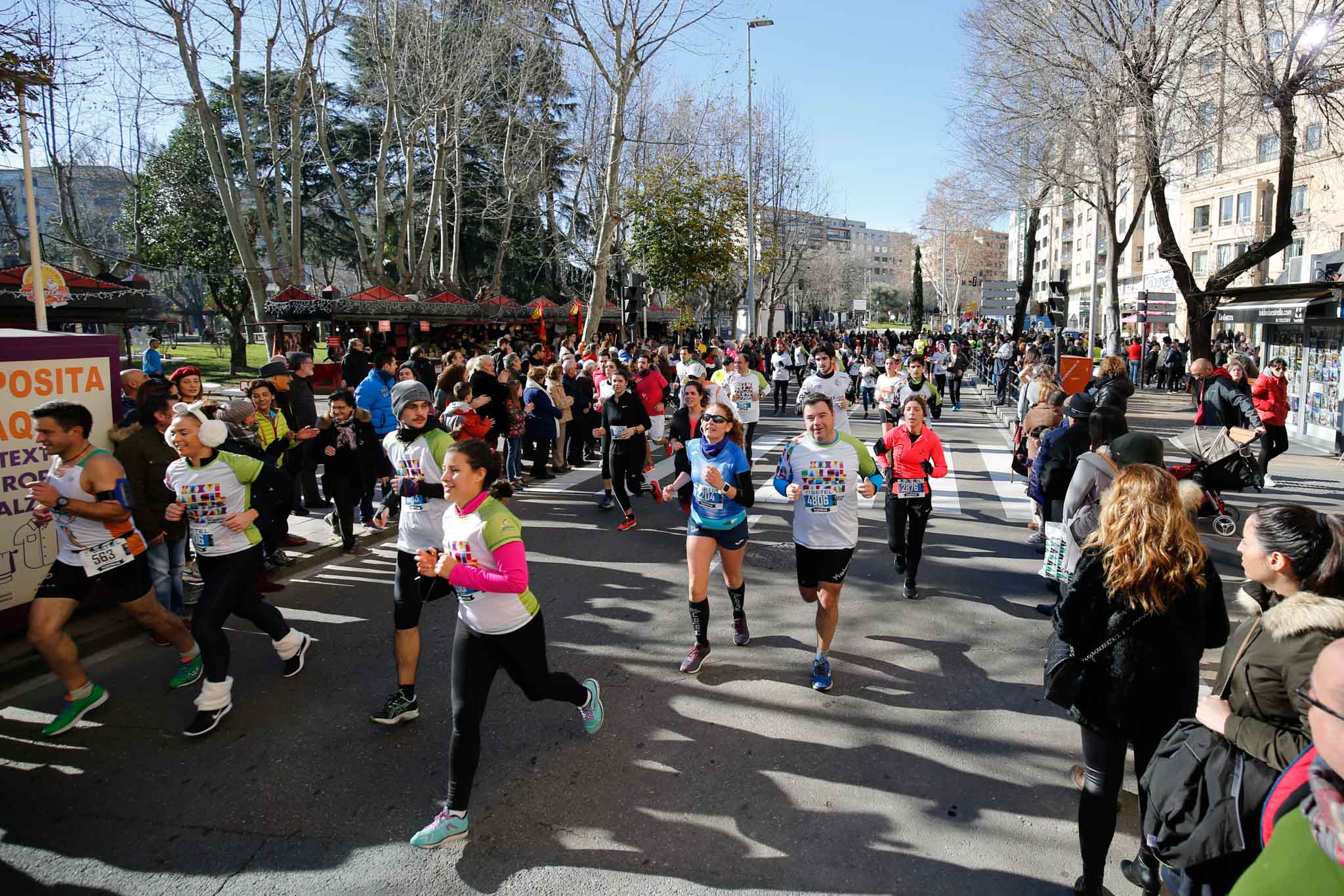 La XXXVI edición de la San Silvestre llena de color las calles de la ciudad con más de 7.700 participantes, donde los más atrevidos lucieron curiosos disfraces donde no faltaron los motivos navideños