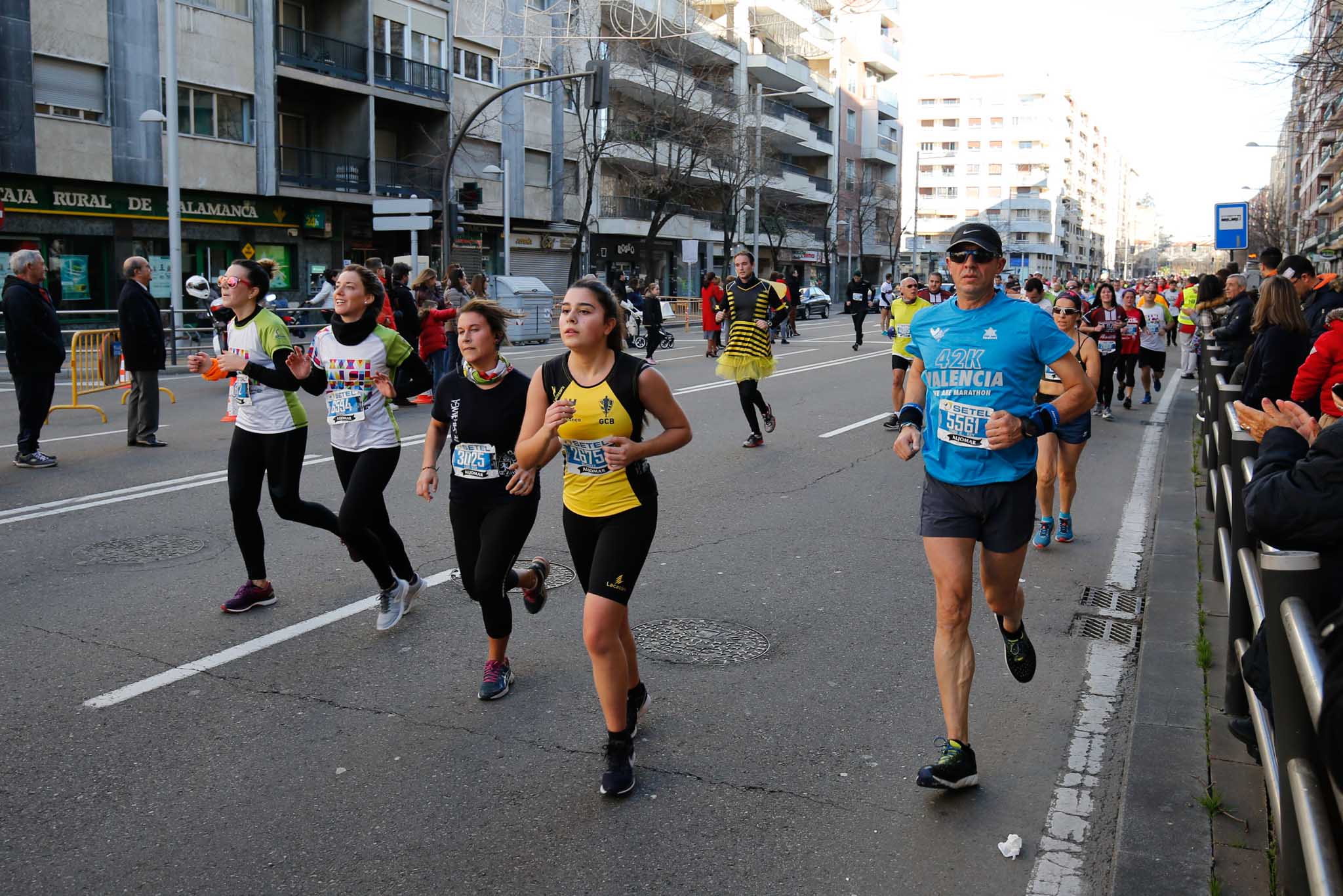 La XXXVI edición de la San Silvestre llena de color las calles de la ciudad con más de 7.700 participantes, donde los más atrevidos lucieron curiosos disfraces donde no faltaron los motivos navideños