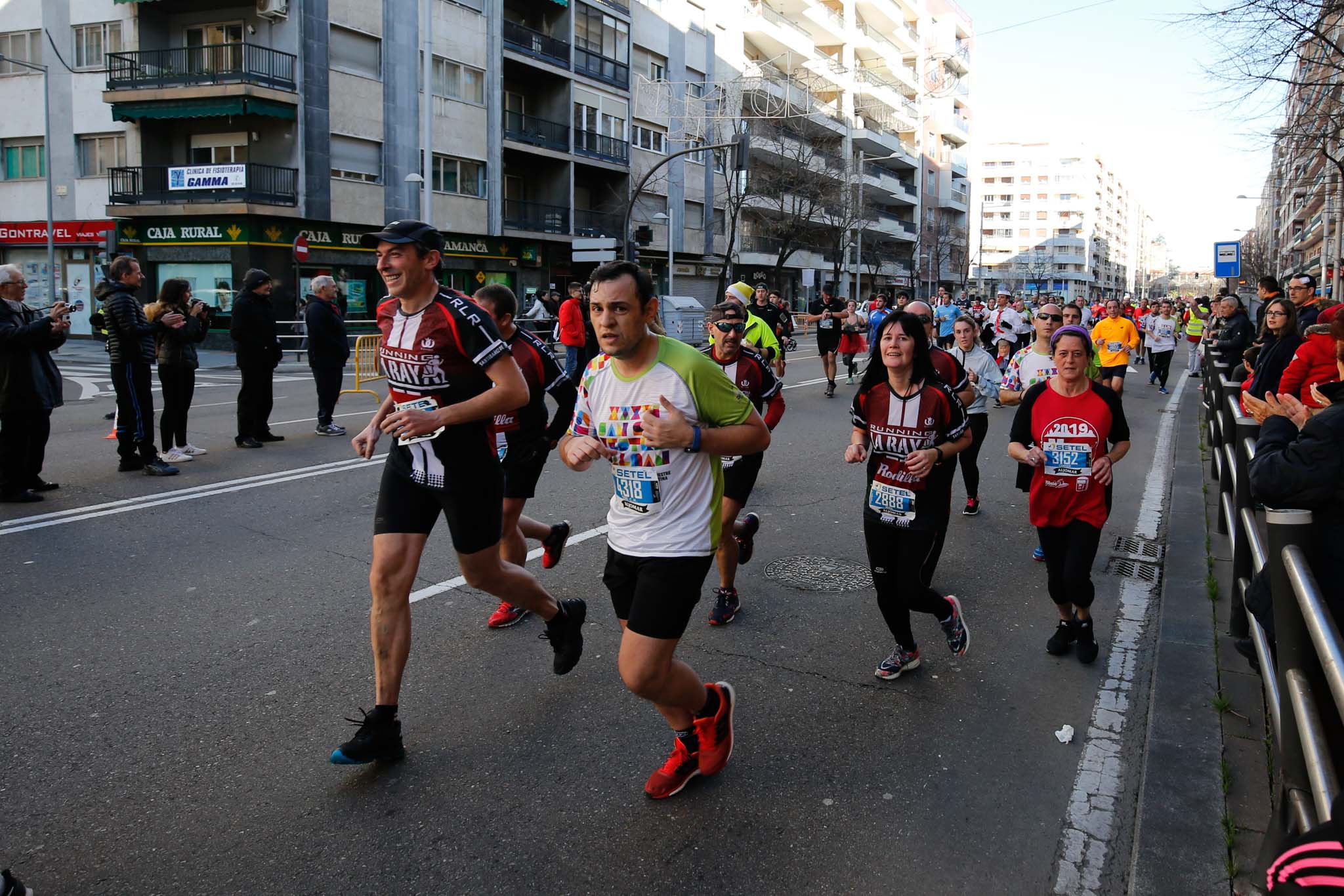 La XXXVI edición de la San Silvestre llena de color las calles de la ciudad con más de 7.700 participantes, donde los más atrevidos lucieron curiosos disfraces donde no faltaron los motivos navideños