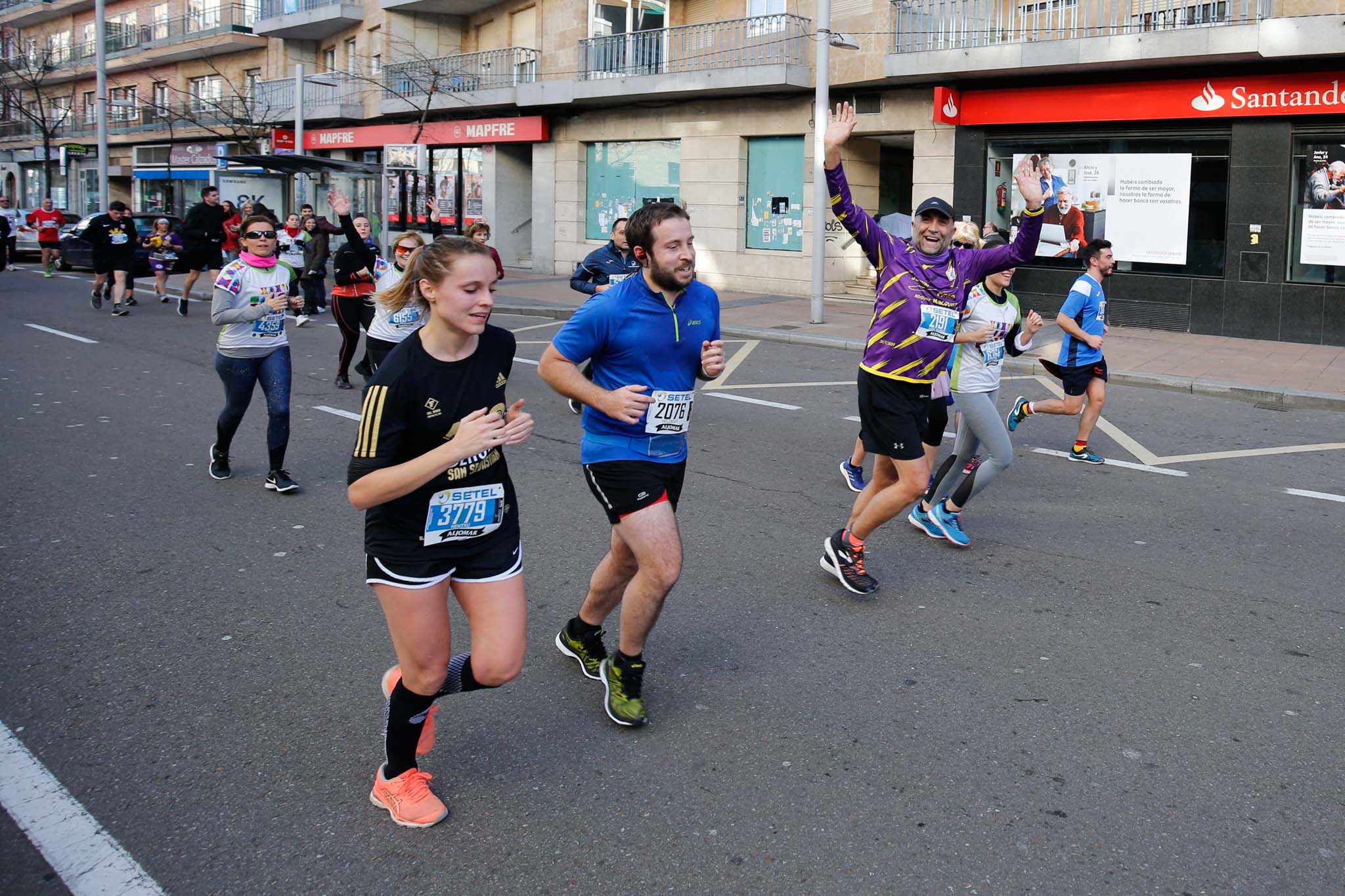 La XXXVI edición de la San Silvestre llena de color las calles de la ciudad con más de 7.700 participantes, donde los más atrevidos lucieron curiosos disfraces donde no faltaron los motivos navideños