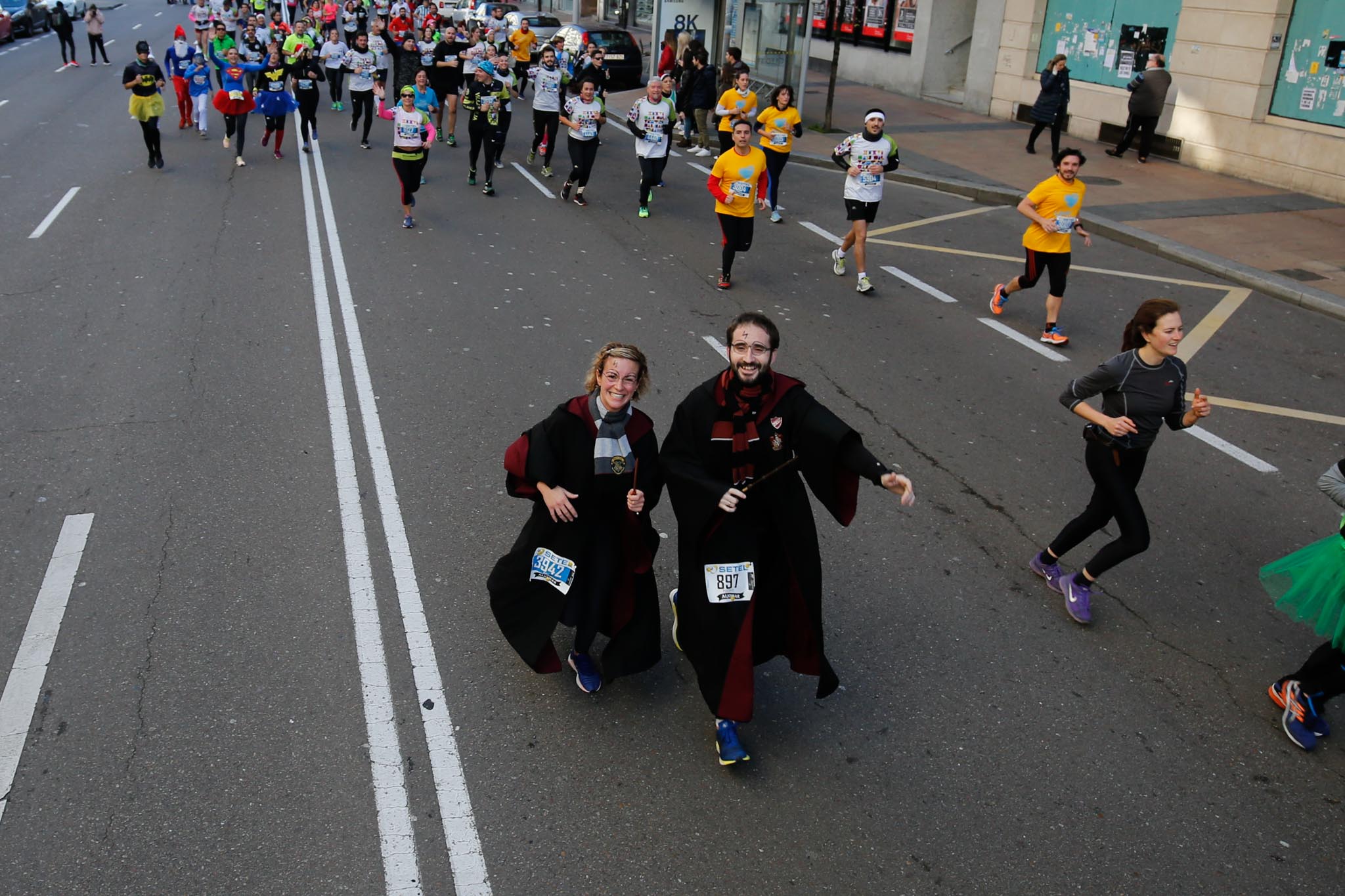 La XXXVI edición de la San Silvestre llena de color las calles de la ciudad con más de 7.700 participantes, donde los más atrevidos lucieron curiosos disfraces donde no faltaron los motivos navideños