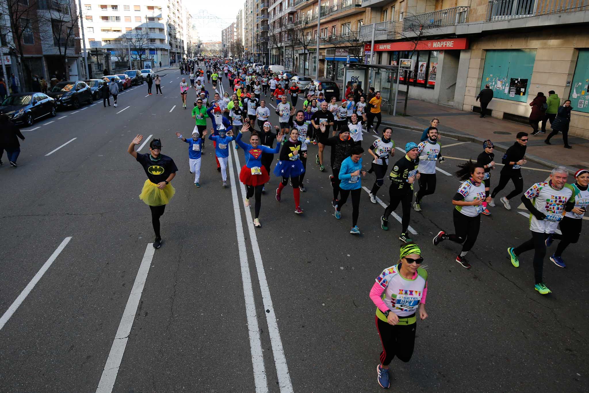 La XXXVI edición de la San Silvestre llena de color las calles de la ciudad con más de 7.700 participantes, donde los más atrevidos lucieron curiosos disfraces donde no faltaron los motivos navideños