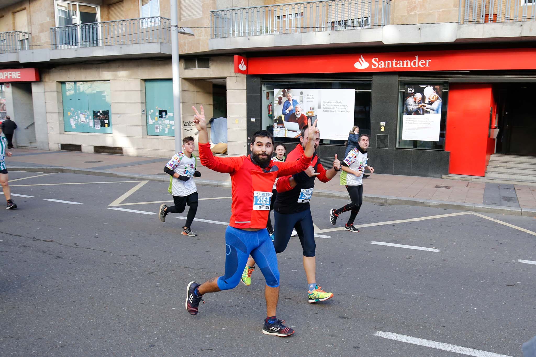 La XXXVI edición de la San Silvestre llena de color las calles de la ciudad con más de 7.700 participantes, donde los más atrevidos lucieron curiosos disfraces donde no faltaron los motivos navideños