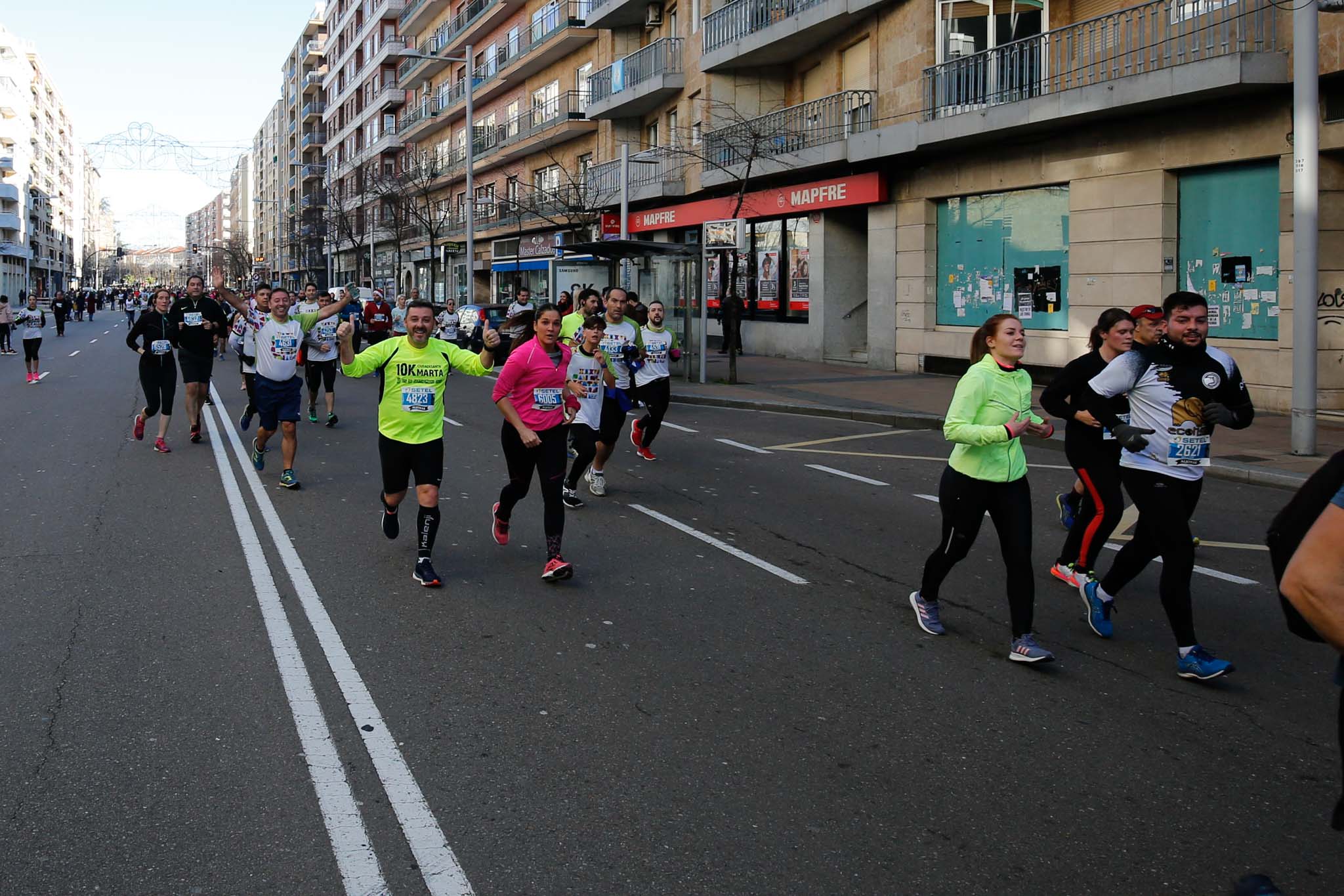 La XXXVI edición de la San Silvestre llena de color las calles de la ciudad con más de 7.700 participantes, donde los más atrevidos lucieron curiosos disfraces donde no faltaron los motivos navideños