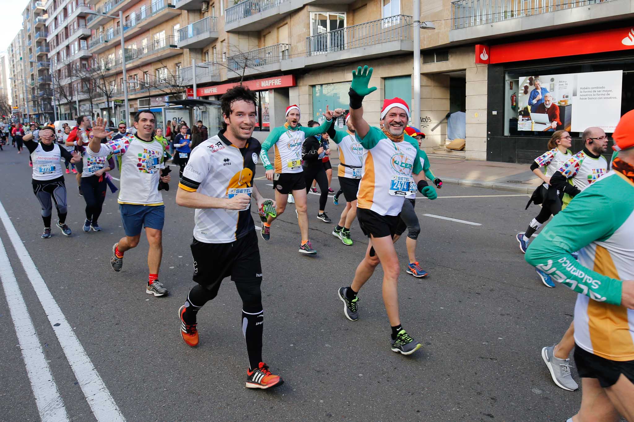 La XXXVI edición de la San Silvestre llena de color las calles de la ciudad con más de 7.700 participantes, donde los más atrevidos lucieron curiosos disfraces donde no faltaron los motivos navideños