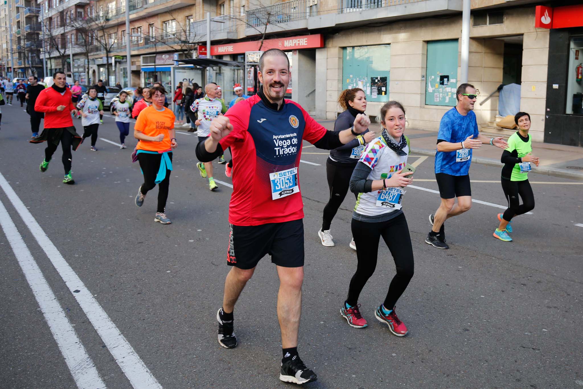 La XXXVI edición de la San Silvestre llena de color las calles de la ciudad con más de 7.700 participantes, donde los más atrevidos lucieron curiosos disfraces donde no faltaron los motivos navideños